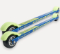 Preview: Bild,Skiroller der besteht aus einem blauen Aluminium Holm, gelber Beschriftung, zwei Rädern aus Gummi mit Aluminium Felge und zwei Spritzschutzteile aus Kunststoff in der Farbe Gelb / abgebildet ist ein Paar Skiroller.