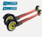 Preview: Bild,  Skiroller der besteht aus einem roten Aluminium Holm, eloxierten Gabeln, zwei Rädern aus Gummi mit gelber Kunststofffelge und zwei Spritzschutzteile aus Kunststoff in der Farbe schwarz, / paar Skiroller