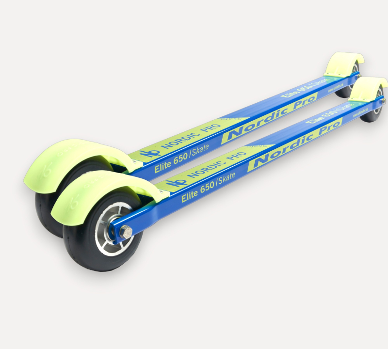 Bild,Skiroller der besteht aus einem blauen Aluminium Holm, gelber Beschriftung, zwei Rädern aus Gummi mit Aluminium Felge und zwei Spritzschutzteile aus Kunststoff in der Farbe Gelb / abgebildet ist ein Paar Skiroller.