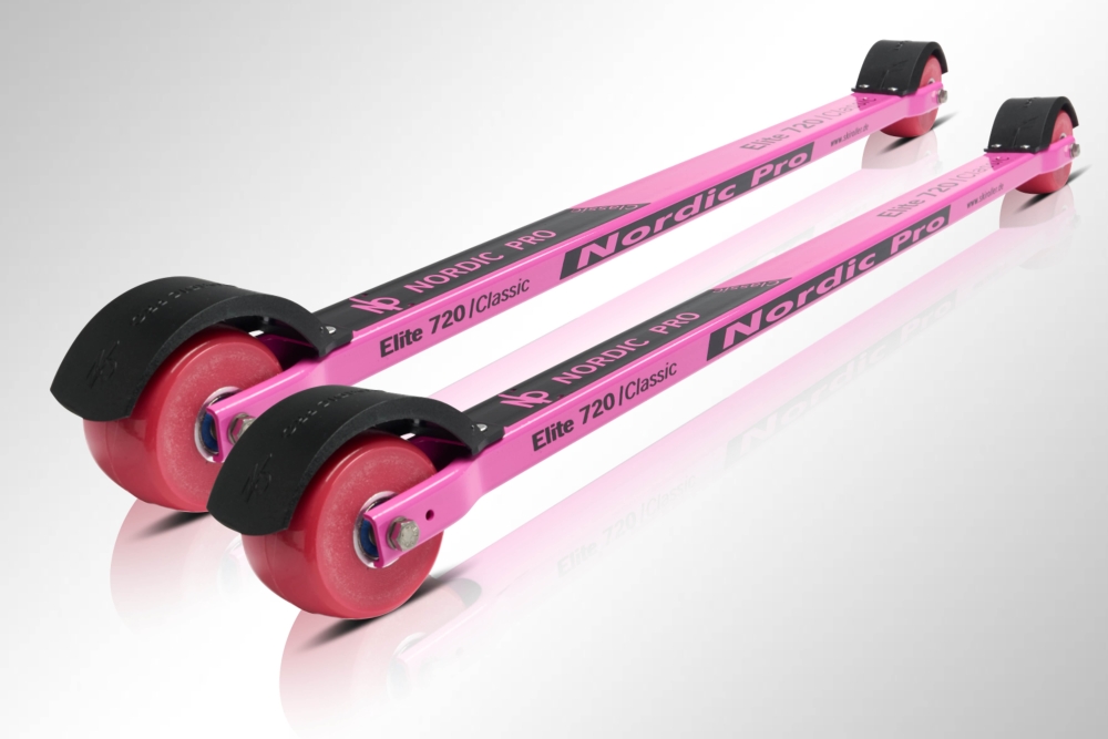 Bild,Skiroller der besteht aus einem blauen Aluminium Holm, gelber Beschriftung, zwei Rädern aus Gummi mit Aluminium Felge und zwei Spritzschutzteile aus Kunststoff in der Farbe Gelb / abgebildet ist ein Paar Skiroller.