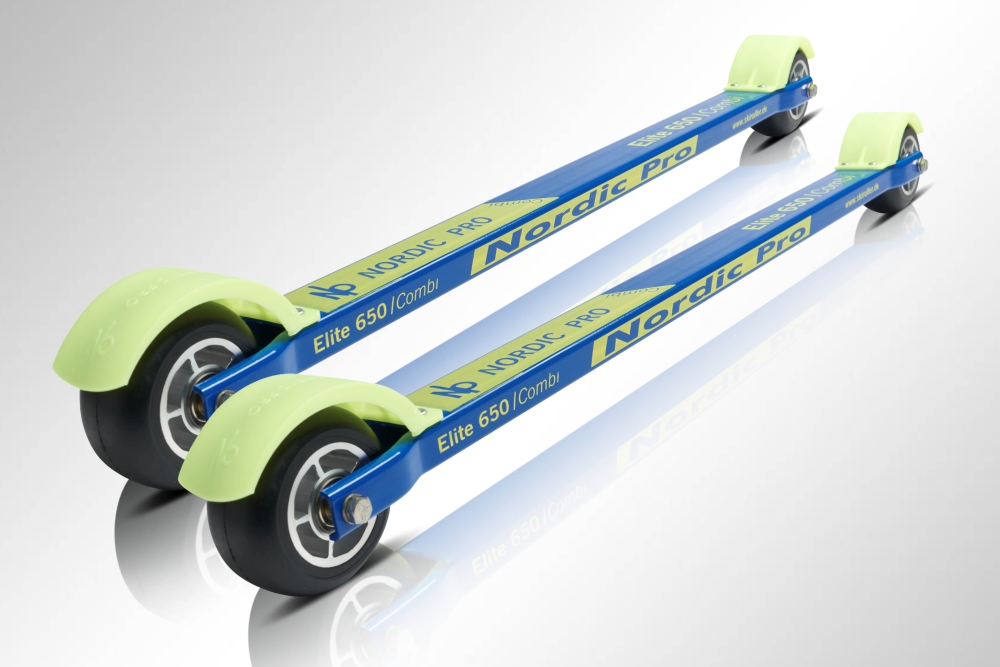 Bild,Skiroller der besteht aus einem blauen Aluminium Holm, gelber Beschriftung, zwei Rädern aus Gummi mit Aluminium Felge und zwei Spritzschutzteile aus Kunststoff in der Farbe Gelb / abgebildet ist ein Paar Skiroller.