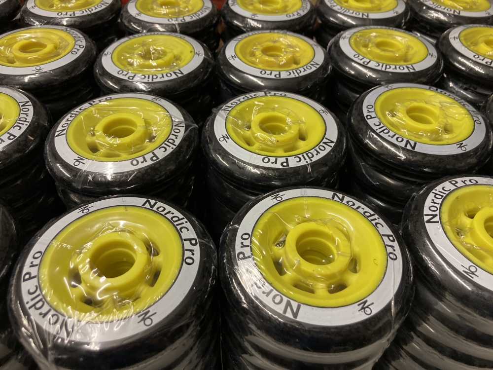 Bild, mehrere Skirollerräder mit Kunststofffelge in der Farbe gelb