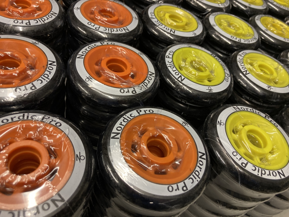 Bild, mehrere Skirollerräder mit Kunstofffelge in der Farbe gelb und orange