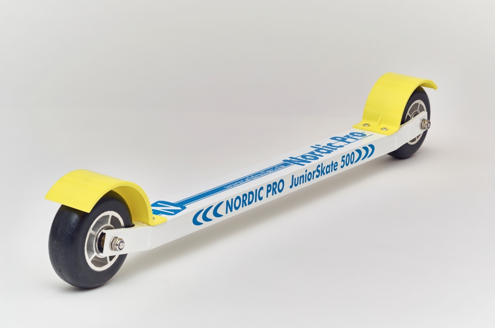 Bild,Skiroller der besteht aus einem blauen kurzem tiefergelegtem Aluminium Holm , gelber Beschriftung, zwei Rädern aus Gummi mit Aluminium Felge und zwei Spritzschutzteile aus Kunststoff in der Farbe Gelb / abgebildet ist ein Paar Skiroller.