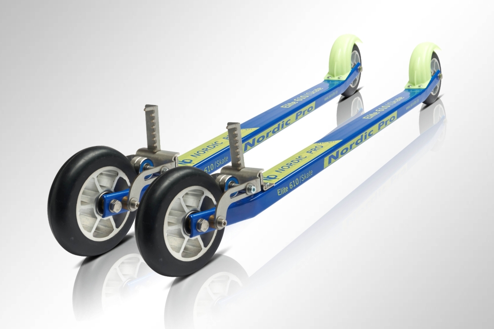 Bild,Skiroller der besteht aus einem blauen tiefergelegtem Aluminium Holm , gelber Beschriftung, zwei Rädern aus Gummi mit Aluminium Felge und zwei Spritzschutzteile aus Kunststoff in der Farbe Gelb / abgebildet ist ein Paar Skiroller.