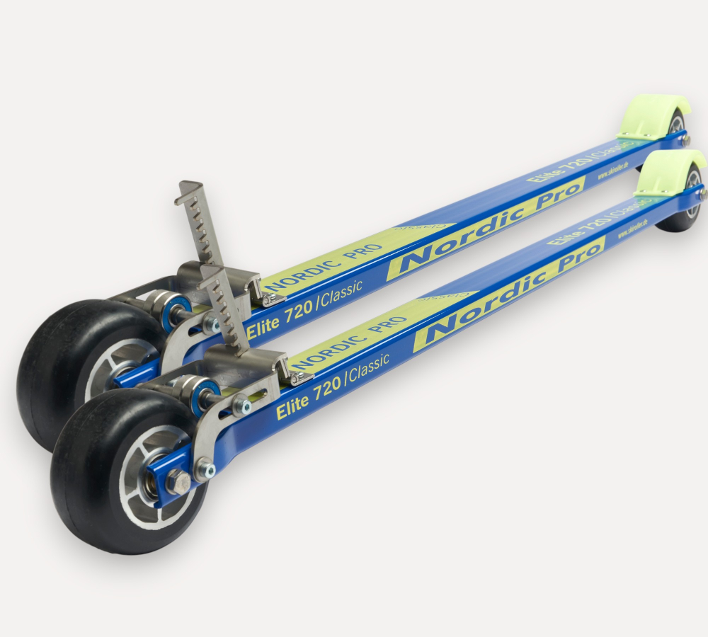 Bild,Skiroller der besteht aus einem blauen Aluminium Holm, gelber Beschriftung, zwei Rädern aus Gummi mit Aluminium Felge und zwei Spritzschutzteile aus Kunststoff in der Farbe Gelb / abgebildet ist ein Paar Skiroller.